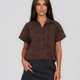 Cămașă cu mânecă scurtă și broderie spartă maro HL113