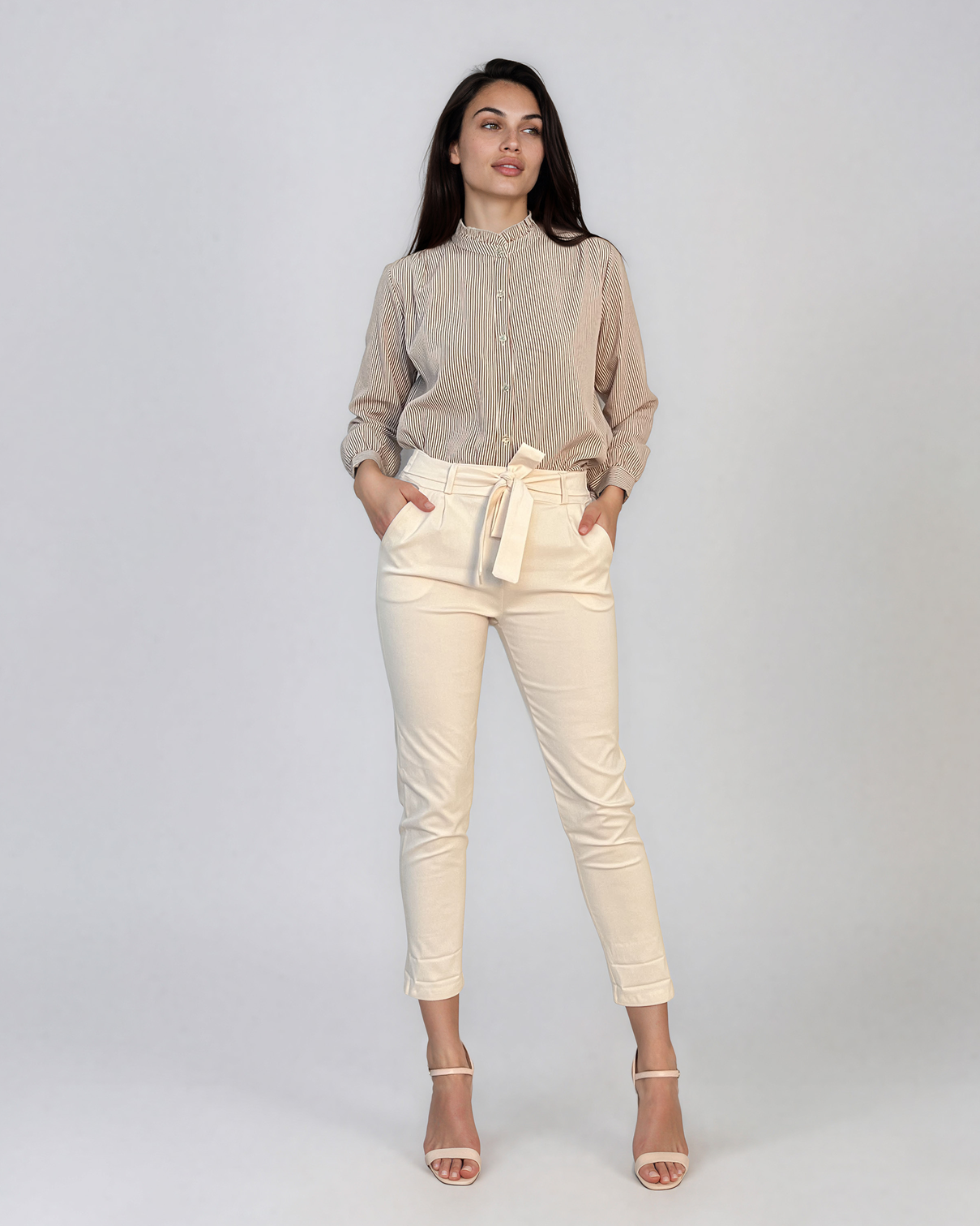 Cămașă elegantă cu dungi subțiri și volănaș la guler beige HL228
