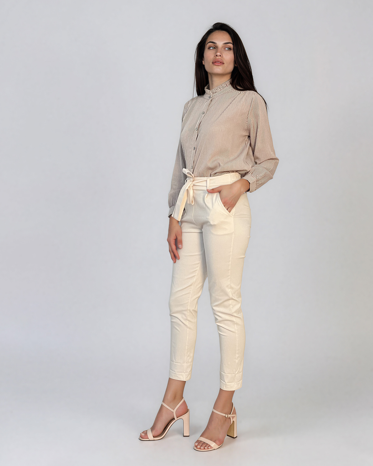Cămașă elegantă cu dungi subțiri și volănaș la guler beige HL228