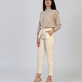 Cămașă elegantă cu dungi subțiri și volănaș la guler beige HL228