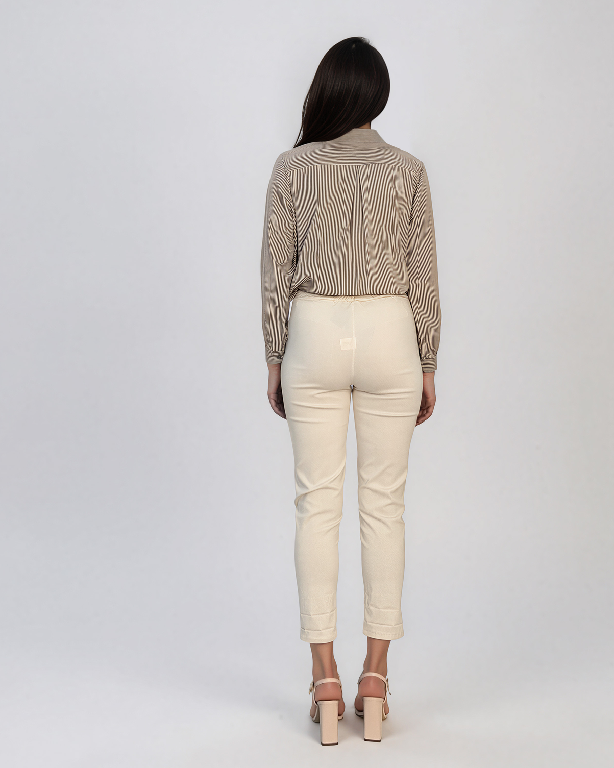 Cămașă elegantă cu dungi subțiri și volănaș la guler beige HL228
