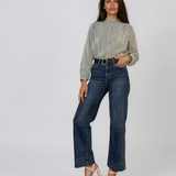 Cămașă elegantă cu dungi subțiri și volănaș la guler kaki HL228