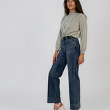 Cămașă elegantă cu dungi subțiri și volănaș la guler kaki HL228