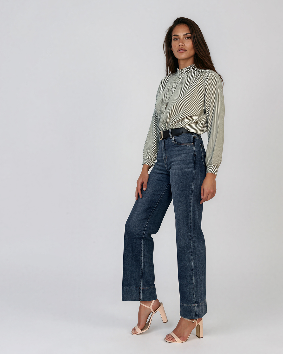 Cămașă elegantă cu dungi subțiri și volănaș la guler kaki HL228
