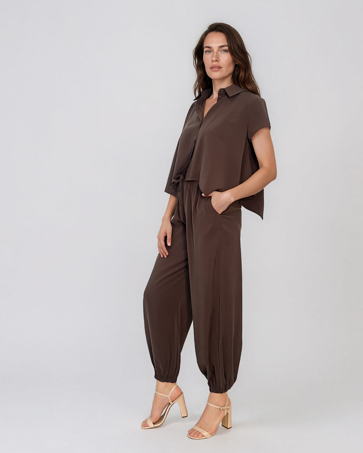 Compleu din vâscoză cu cămașă și pantaloni lejeri maro închis HL213