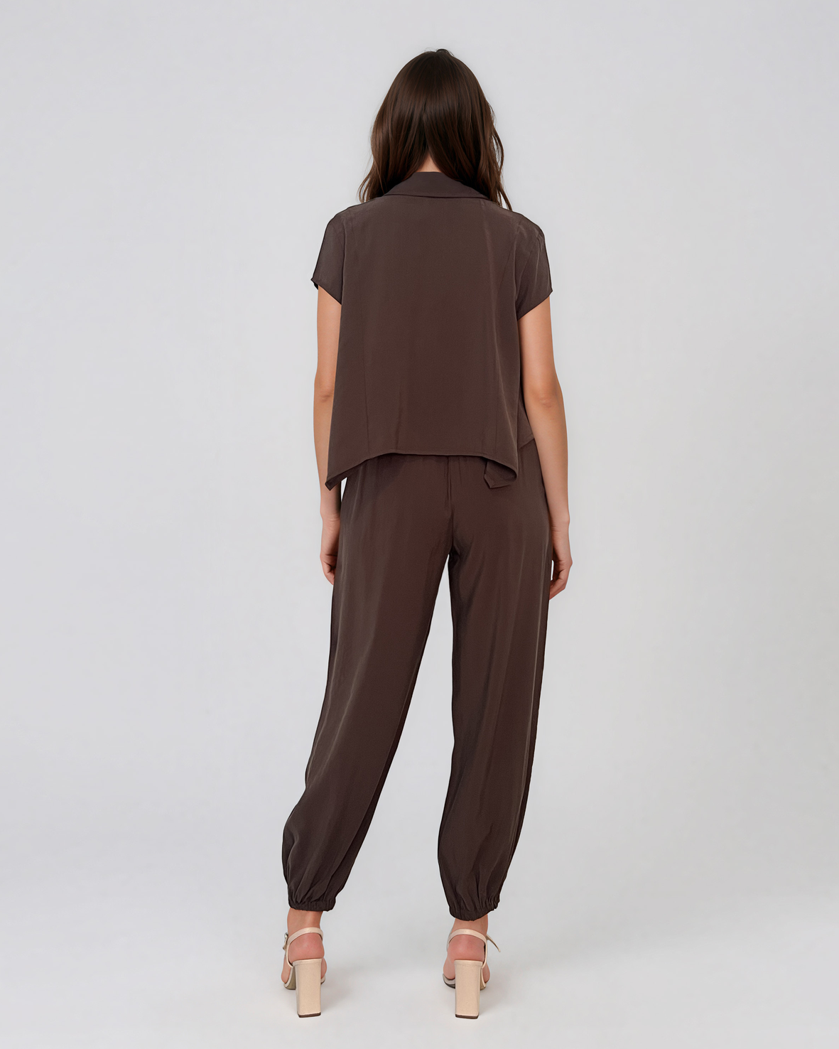 Compleu din vâscoză cu cămașă și pantaloni lejeri maro închis HL213