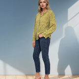 Bluză cu broderie spartă și volan la guler vernil