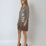 Rochie scurtă tip hanorac cu glugă croșetată și print floral grej