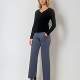 Jachetă basic cu decolteu ?i nasturi negru