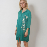 Rochie scurtă tip hanorac cu glugă croșetată și print floral turcoaz
