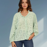 Bluză cu broderie spartă și volan la guler aqua