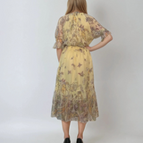 Rochie lungă din voal fluid cu volan jos și print floral galben