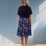 Rochie largă cu mânecă scurtă și print geometric albastru