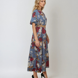 Rochie lunga cu volan centura in talie si print floral albastru