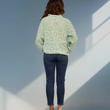 Bluză cu broderie spartă și volan la guler aqua