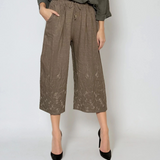 Pantaloni 3/4 din in cu broderie florală și buzunare grej