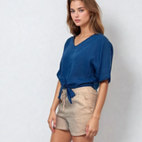 Bluza din in lejeră cu legătură și decolteu în V albastru albastru