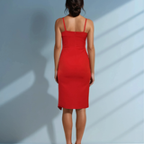 Rochie asimetrică cu bretele subțiri și slit pe picior rosu