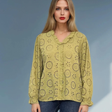 Bluză cu broderie spartă și volan la guler vernil