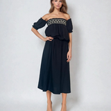 Rochie cu elastic în talie și bust, purtată pe umeri negru