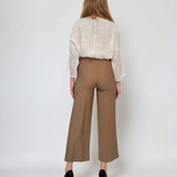 Pantaloni vaporoși cu buzunare și curea beige