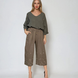 Pantaloni 3/4 din in cu broderie florală și buzunare grej