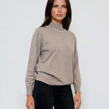 Pulover cu colier decorativ din perle si paiete gri