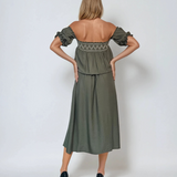 Rochie cu elastic în talie și bust, purtată pe umeri kaki