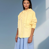 Jachetă lejeră cu glugă și capse galben