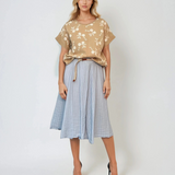 Tricou cu flori brodate și șiret în talie beige