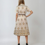 Rochie lungă din bumbac cu broderie geometrică și curea alb