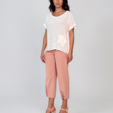 Tricou in și bumbac cu floare croșetată alb