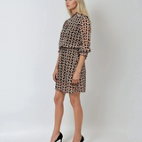 Rochie scurtă cu print geometric și guler lejer beige
