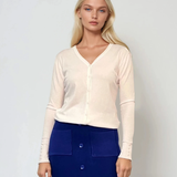 Jachetă basic cu decolteu ?i nasturi alb