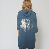 Rochie scurtă tip hanorac cu glugă croșetată și print floral albastru jeans
