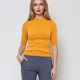 Pulover cu mânecă scurtă ?i nasturi aurii galben