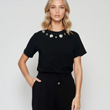 Tricou cu colier din perle și flori din tull negru