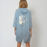 Rochie scurtă tip hanorac cu glugă croșetată și print floral bleu