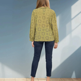 Bluză cu broderie spartă și volan la guler vernil