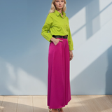 Pantaloni largi din vâscoză cu pense și curea inclusă fucsia