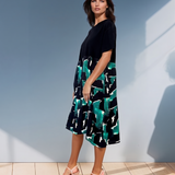 Rochie largă cu mânecă scurtă și print geometric verde