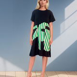 Rochie cu mânecă scurtă și dungi pe poale verde