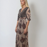 Rochie lungă cu imprimeu, decolteu adânc și plisată beige