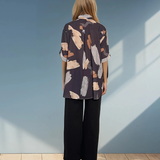 Cămașă lejeră asimetrică cu print negru