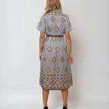 Rochie lungă din bumbac cu broderie geometrică și curea bleu