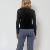 Jachetă basic cu decolteu ?i nasturi negru