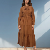 Rochie lungă cu legătură la guler și curea maro