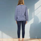 Bluză cu broderie spartă și volan la guler albastru-jeans