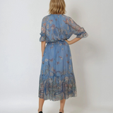 Rochie lungă din voal fluid cu volan jos și print floral albastru