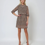 Rochie scurtă cu print geometric și guler lejer beige